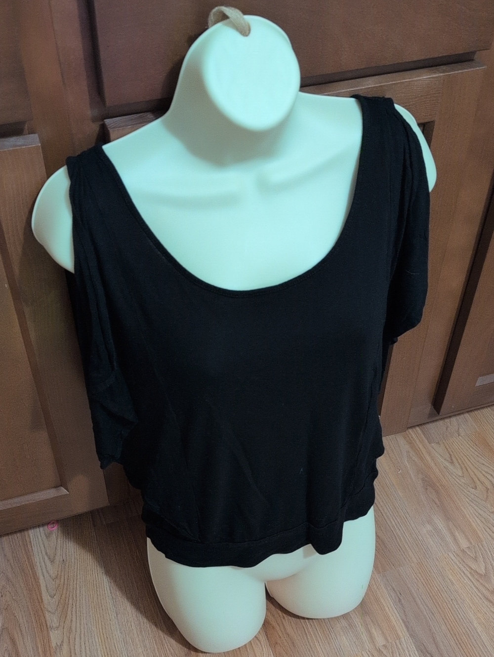 Jennifer Lopez Black Cold-Shoulder Scoop Crop Top